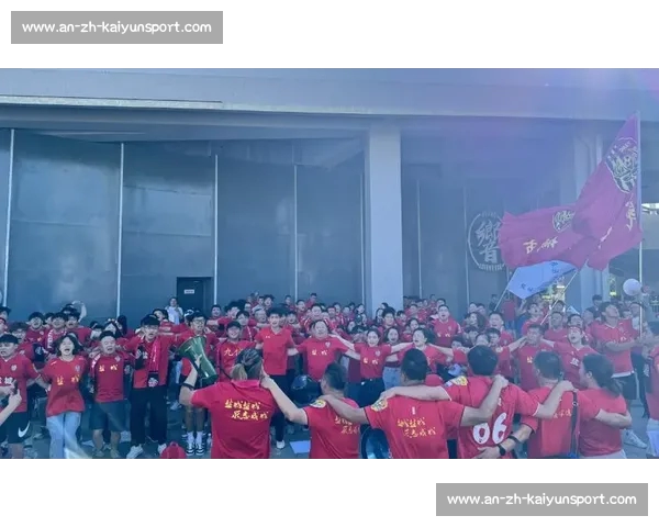 苏超赛场现中国红！球迷跨越山海为榕江助威