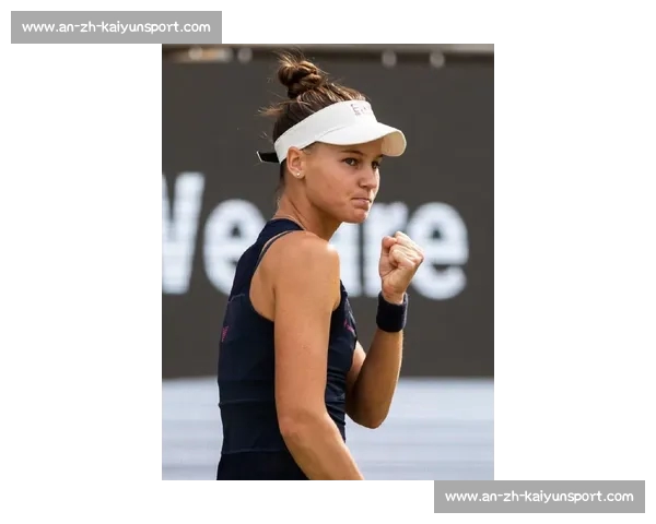 郑钦文柏林街拍：紫色网球包配 Labubu 玩偶，赛场外的个性符号