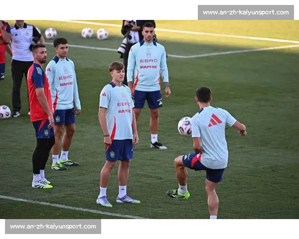 德拉富恩特钦点亚马尔为传奇：足球天赋与谦逊品格并重